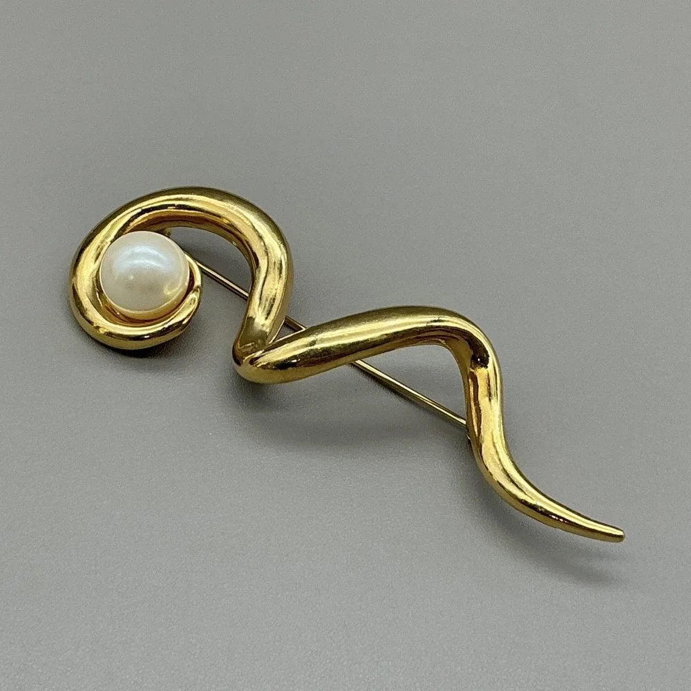 Vintage Avon Gold Tone‎ Modernist Swirl Brooch Pin Faux Pearl Statement Jewelry